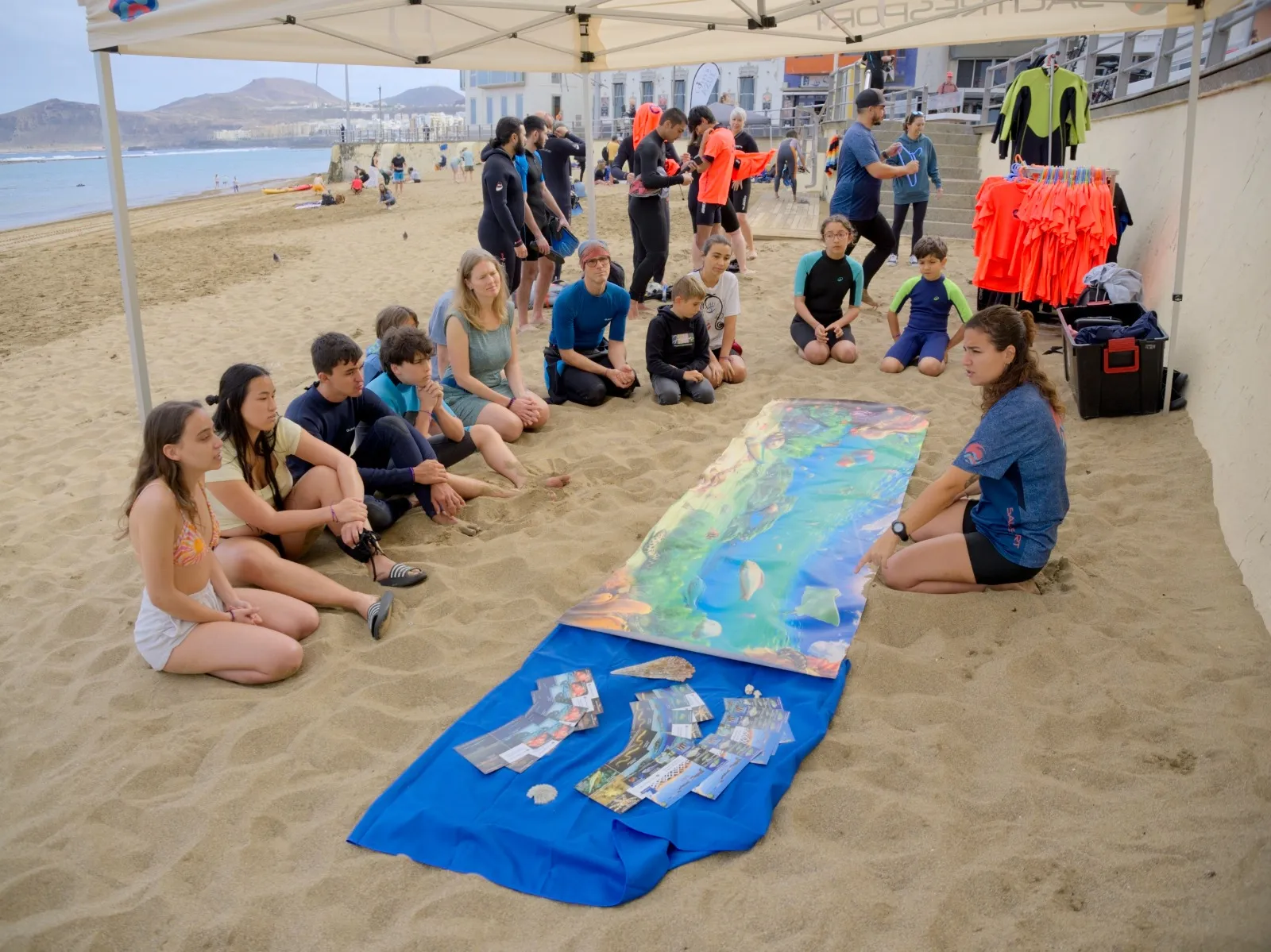 Barco de pesca turística en Lanzarote con tiburón martillo siendo manipulado por turistas en aguas canarias