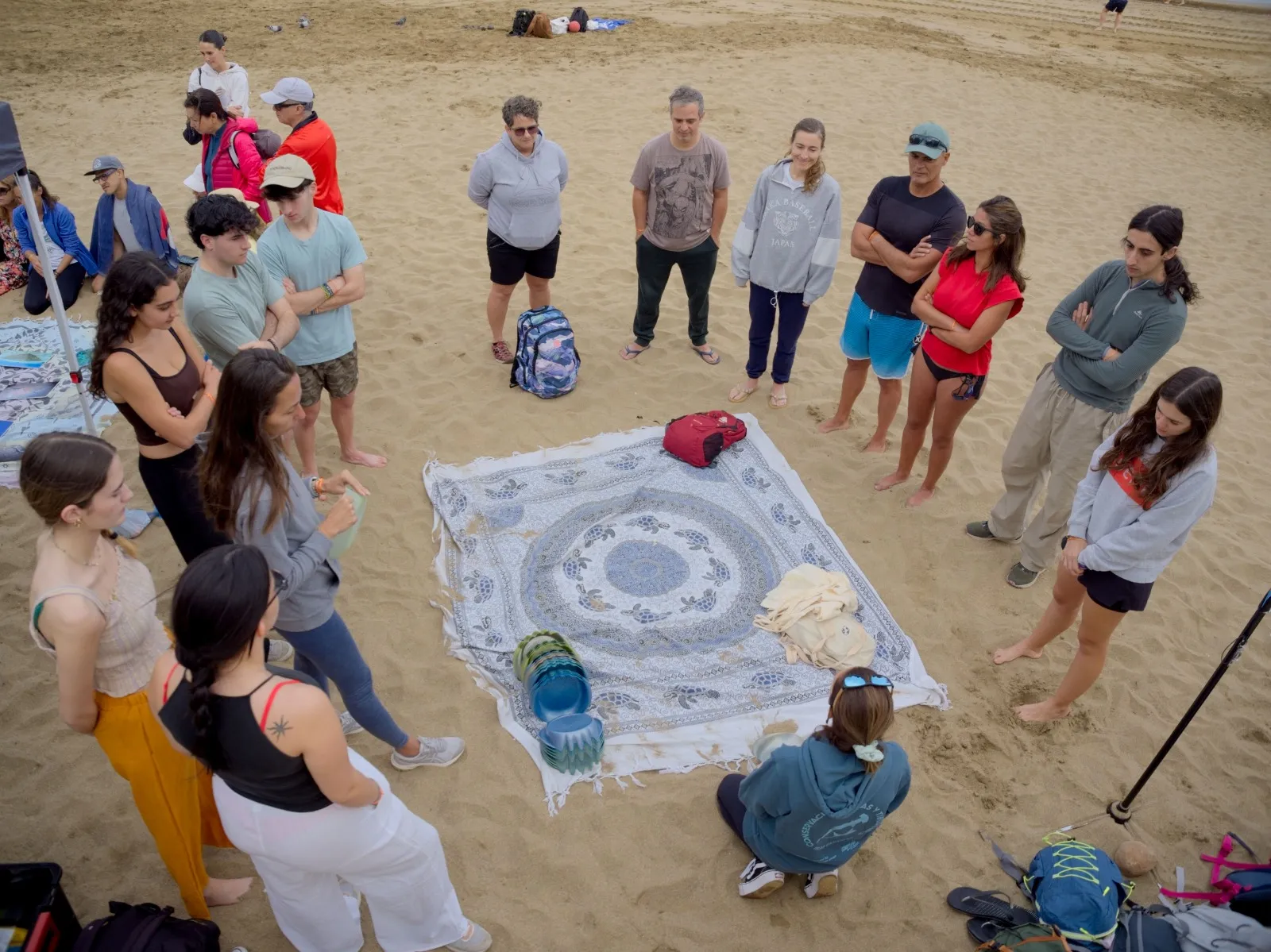 Voluntarios de Latitud Azul retirando residuos plásticos de una playa de Alegranza durante el Ocean Film Tour 2022 en Canarias