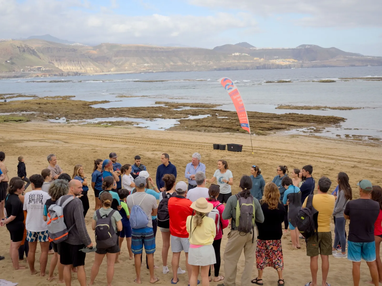 Tiburón martillo nadando en aguas canarias, especie protegida en peligro de extinción