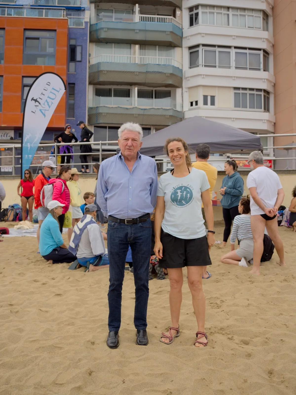 Ciudadanos reunidos en el paseo marítimo de Las Canteras durante el foro participativo sobre ecoturismo