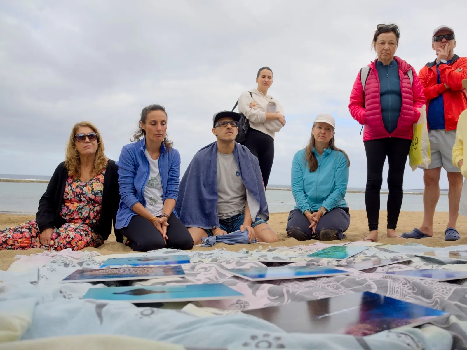 Tres integrantes de Latitud Azul recibiendo el premio Hacedores del Cambio en un evento de reconocimiento en Canarias