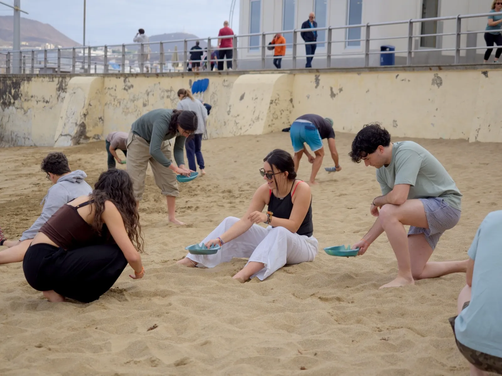 Investigador submarino documentando tiburón en aguas de Canarias durante el proyecto Bestlife