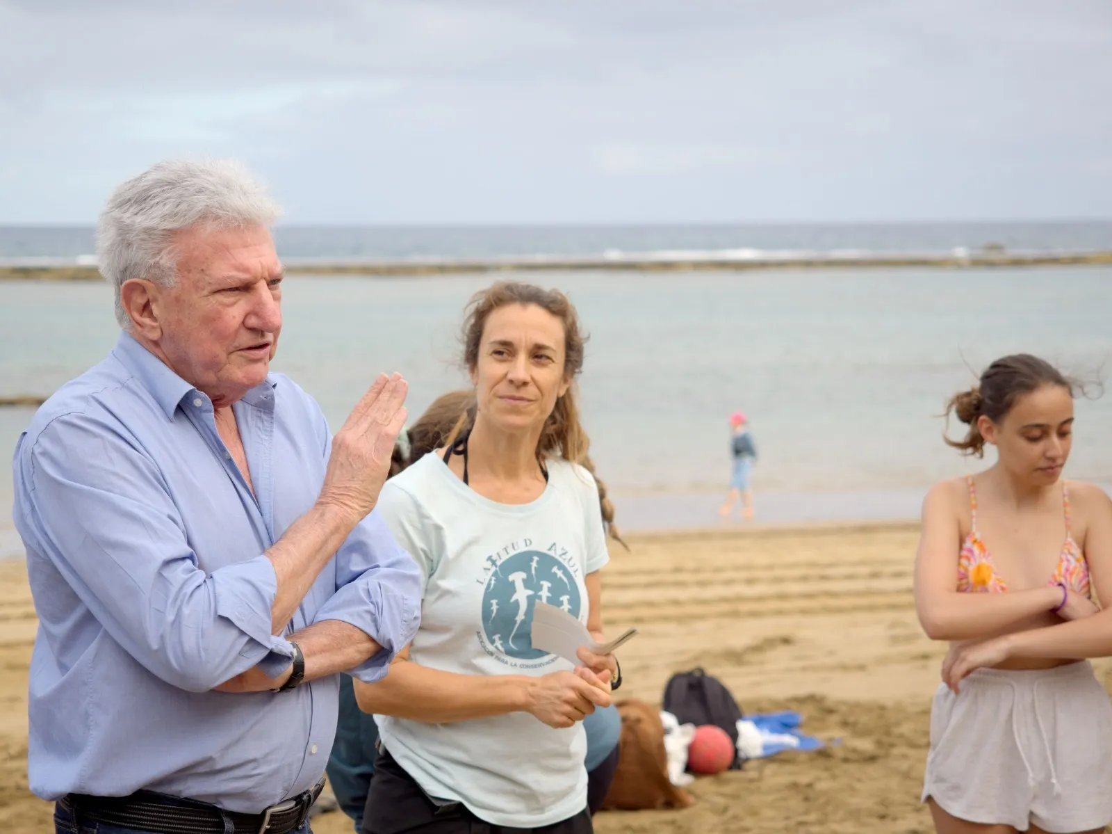 Grupo de participantes con gafas de snórquel explorando la vida marina en Las Canteras, Gran Canaria