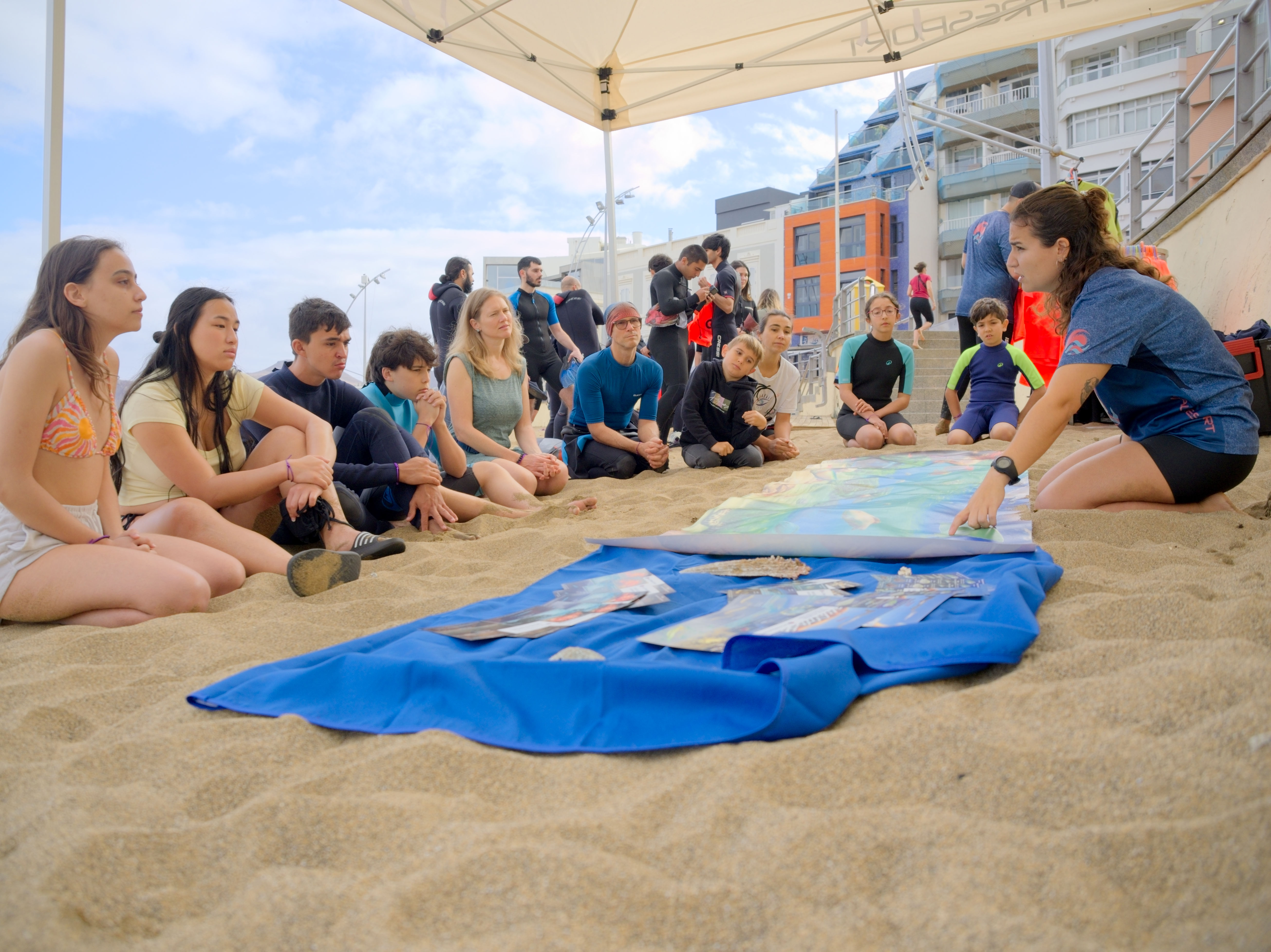 Grupo de participantes con gafas de snórquel explorando la vida marina en Las Canteras, Gran Canaria