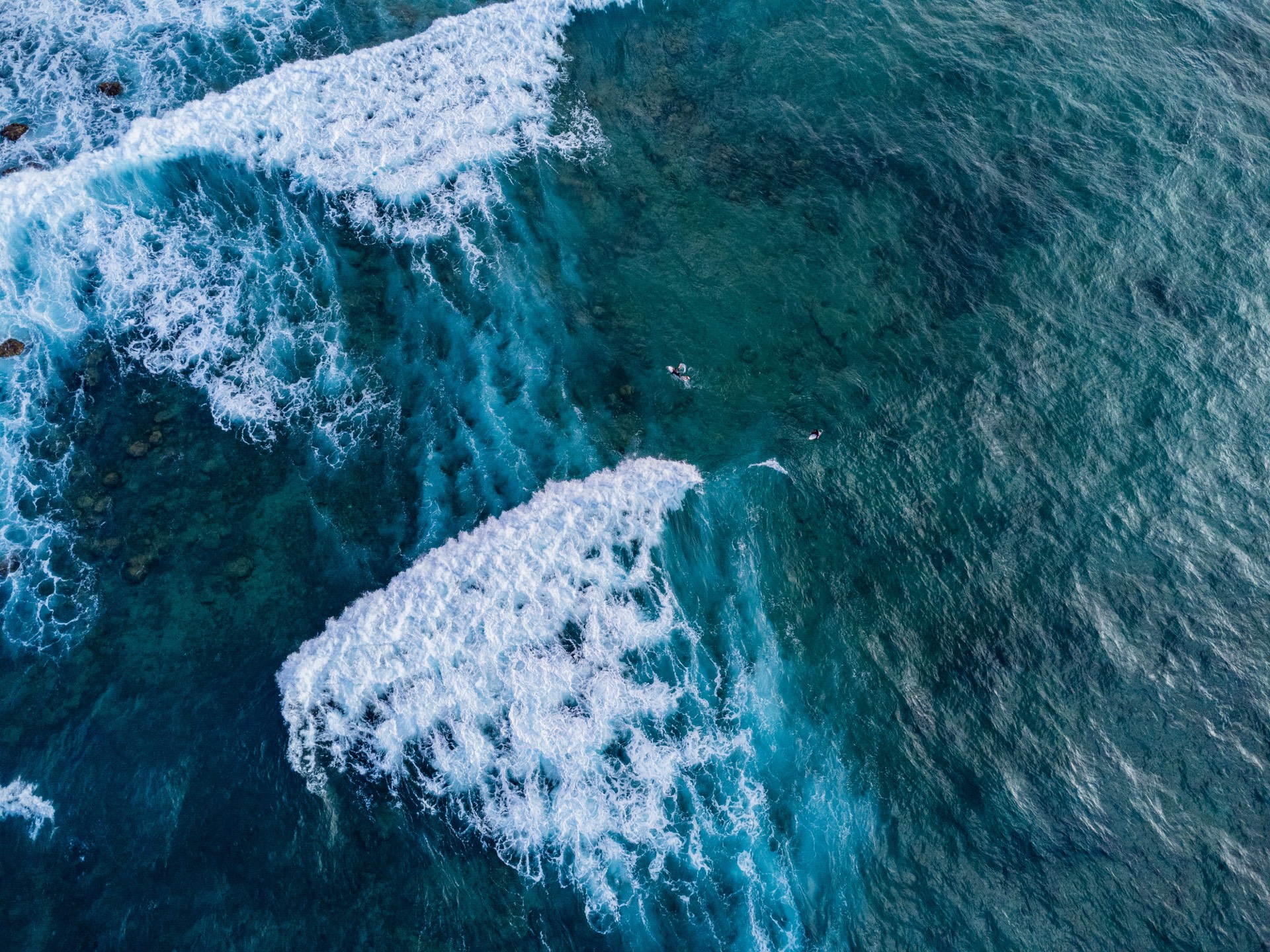 Persona eligiendo productos sostenibles en una tienda ecológica de Canarias rodeada de naturaleza y océano